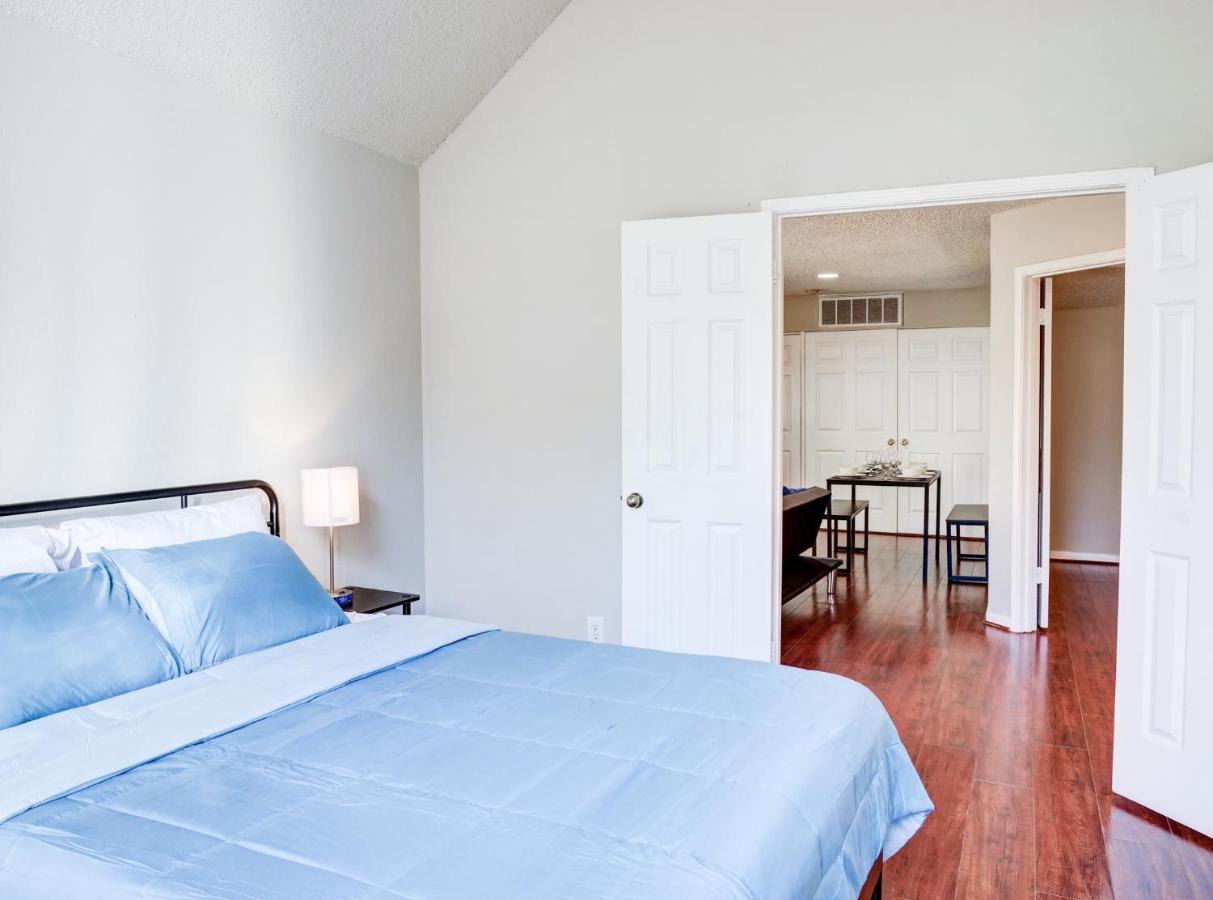 Lovely 2 Bedroom, 1 Bath Condo With Pools And Gym. Хьюстон Экстерьер фото