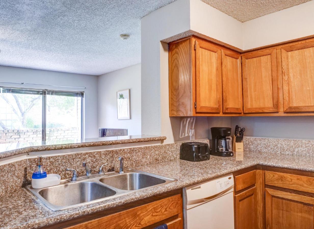 Lovely 2 Bedroom, 1 Bath Condo With Pools And Gym. Хьюстон Экстерьер фото
